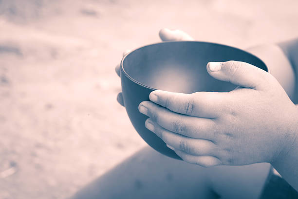 vintage Farbe der Hunger Kinder halten einen leeren bowl – Foto