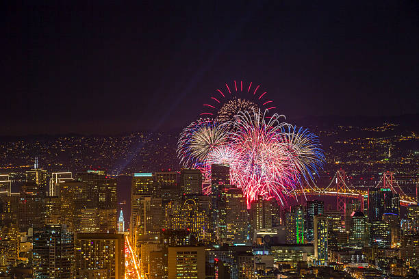 capodanno di fuoco d'artificio a san francisco - bay bridge car traffic transportation foto e immagini stock