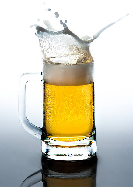 golden birra splash - swirl beer foto e immagini stock