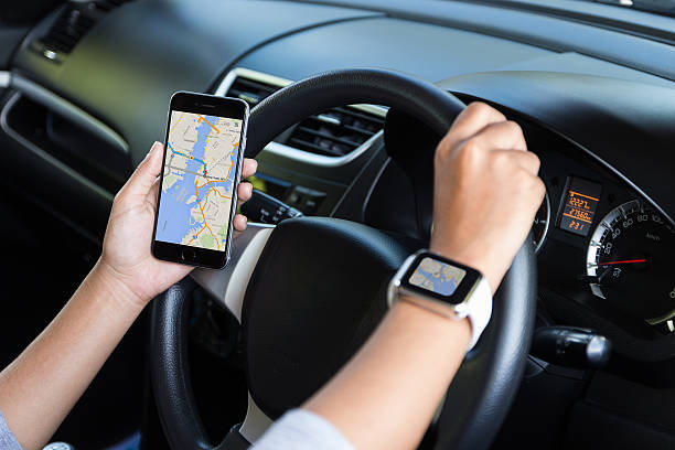 mão segurando o iphone com google mapa e navegação no carro - 6th street - fotografias e filmes do acervo