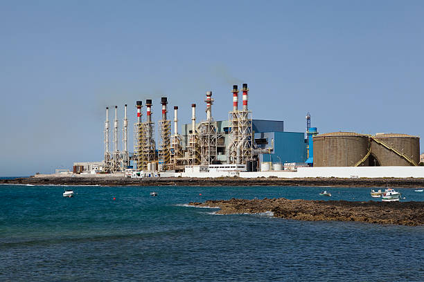 l'eau de mer usine de dessalement - desalination plant photos photos et images de collection
