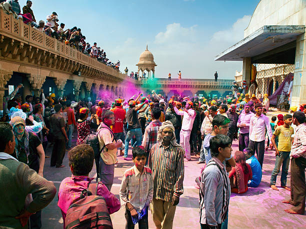 peuple célèbre holi dans temple radha rani, barsana village, inde - ethnic editorial make up colors photos et images de collection