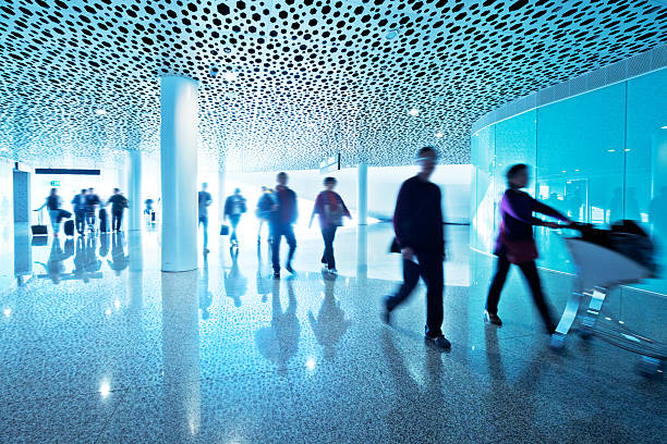 turistas a pie en el pasillo del aeropuerto de moderna - airport business travel arrival departure board travel fotografías e imágenes de stock