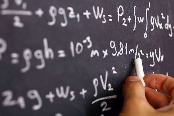 équation mathématique sur un tableau - formula blackboard complexity scientist photos et images de collection