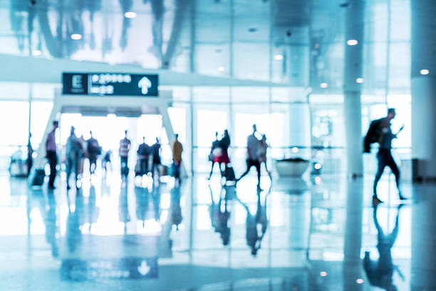 sfocato folla di gente cammina nel corridoio moderno aeroporto - people traveling abstract glass men foto e immagini stock