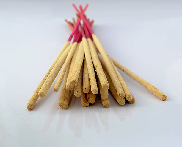 palitos de incienso - buddhist puja fotografías e imágenes de stock