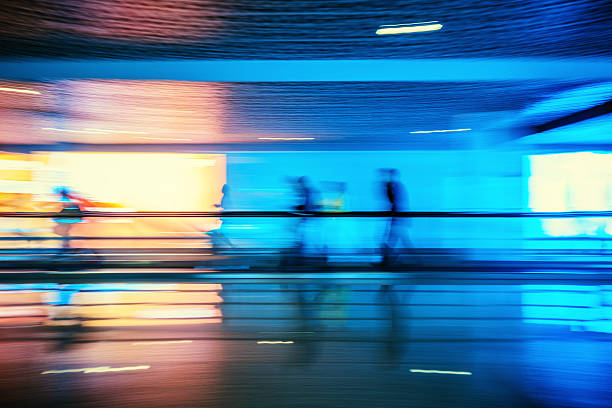 movimento astratto sfocato persone a piedi dal terminal dell'aeroporto - people traveling abstract glass men foto e immagini stock