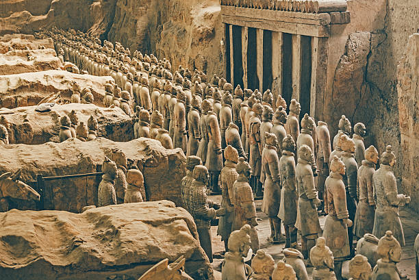 guerrieri di terracotta di xian, in cina - terracotta soldiers xian terracotta tomb foto e immagini stock