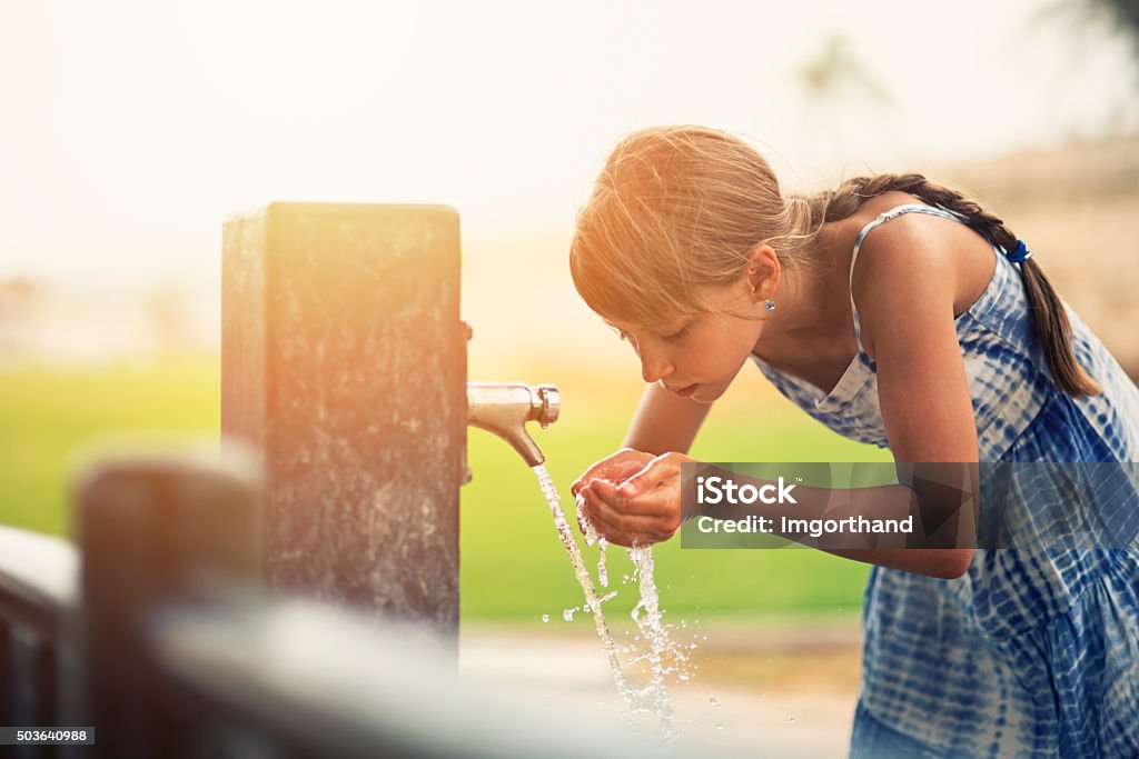 Kleines Mädchen Trinkwasser - Lizenzfrei Trinkwasser Stock-Foto