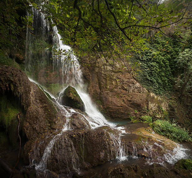 красивые летний водопад - waterfall river stream mountain стоковые фото и изображения