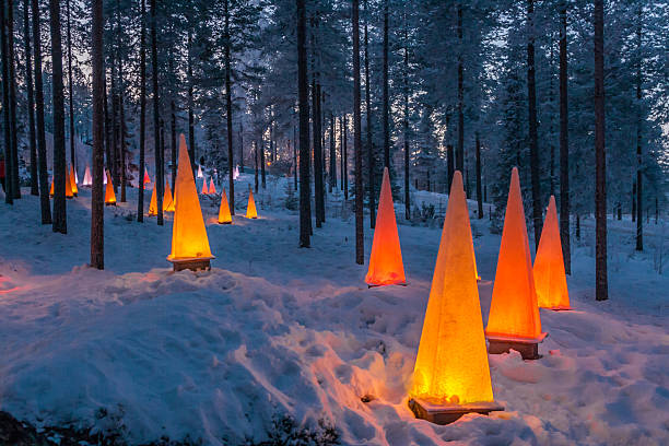 scène d'hiver avec des lampes de poche - christmas winter sunset snow photos et images de collection