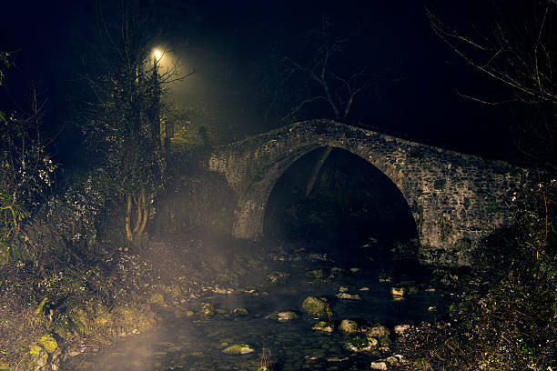 fantasmas, assustador velha ponte de pedra em névoa com o fluxo. - fog old stone bridge - fotografias e filmes do acervo