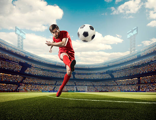 ballon de football joueur frappe au stade - soccer player men flying kicking photos et images de collection