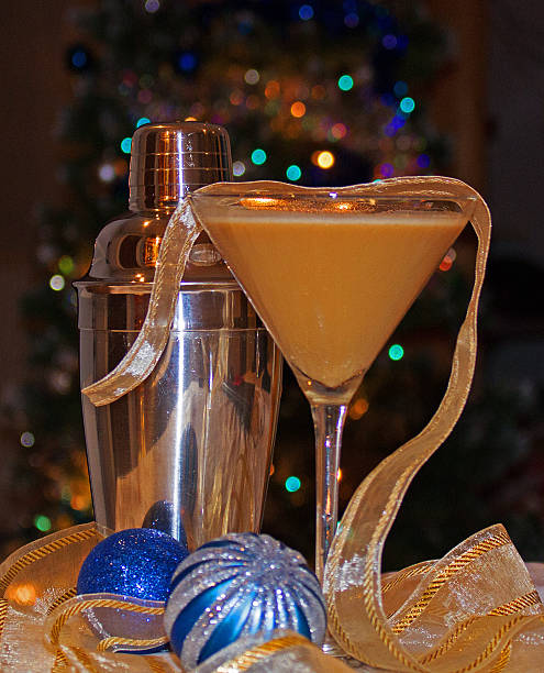 festivo cocktail. - martini cocktail christmas blue imagens e fotografias de stock