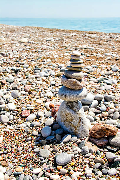 zen agrupamento de pedras - stack rock stack stacking spa treatment - fotografias e filmes do acervo