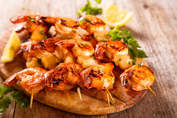 새우 꼬치 - shrimp barbecue barbecue grill skewer 뉴스 사진 이미지