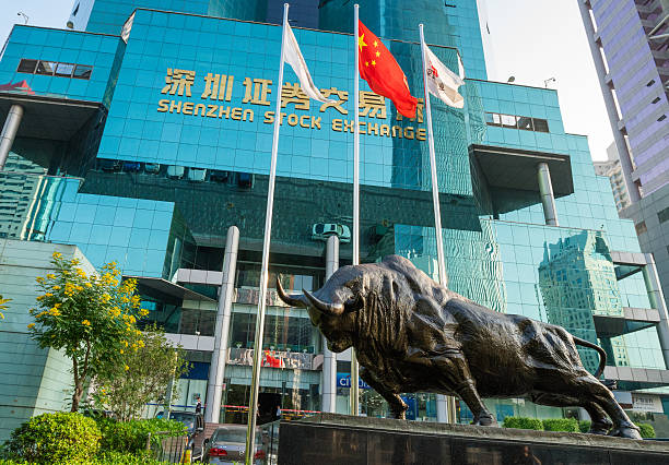 фондовая биржа в шэньчжэнь, китай - finance china stock exchange shenzhen стоковые фото и изображения