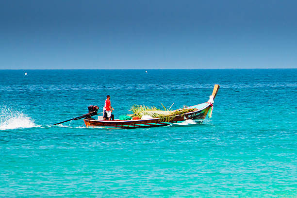 традиционный тайский длиннохвостые рыбацкой лодке в море - thailand beach nautical vessel phuket province стоковые фото и изображения