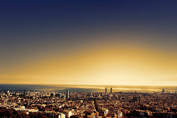 barcelona-um pássaro vista para a cidade. catalunha, espanha - port de barcelona catalonia spain barcelona city - fotografias e filmes do acervo