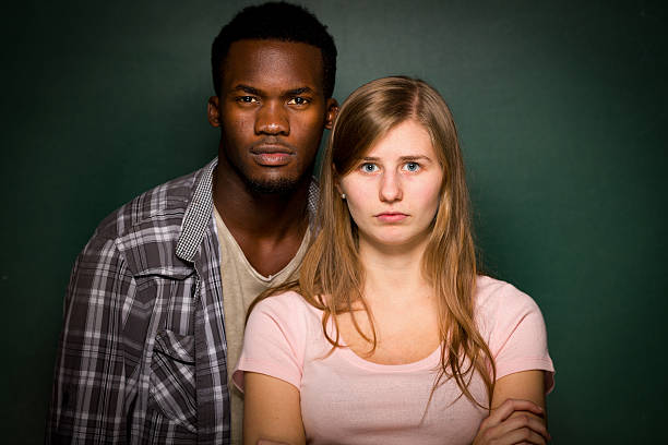 deux étudiants - face to face teenage couple teenager couple photos et images de collection