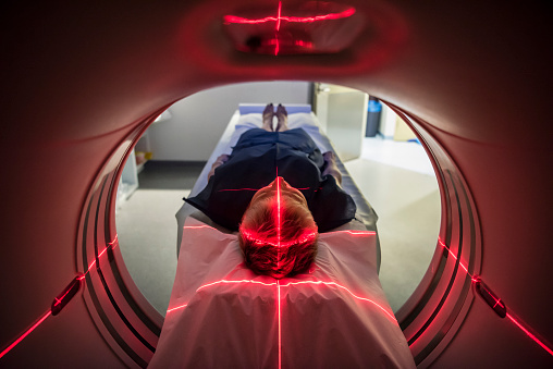 Paciente están recostadas en el escáner médico en hospital photo