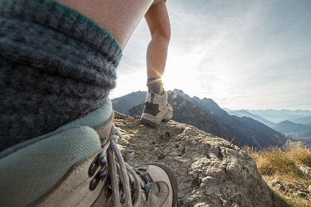 부츠를 있는 trekker 대한 오버룩, switzerland - switzerland hiking boot outdoor pursuit recreational pursuit 뉴스 사진 이미지