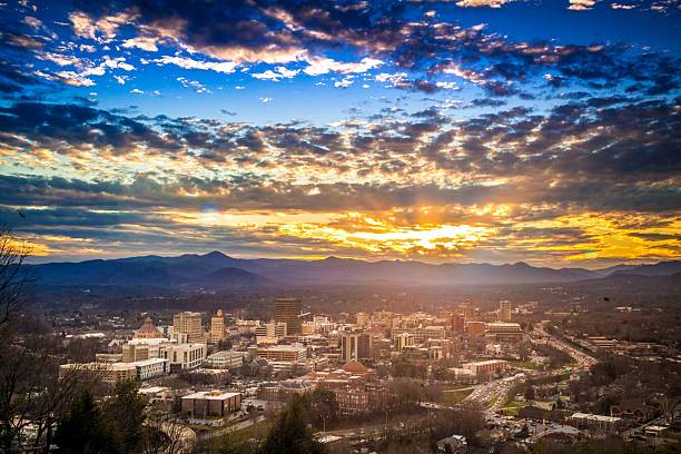 sonnenuntergang über der innenstadt von asheville, north carolina - wnc stock-fotos und bilder