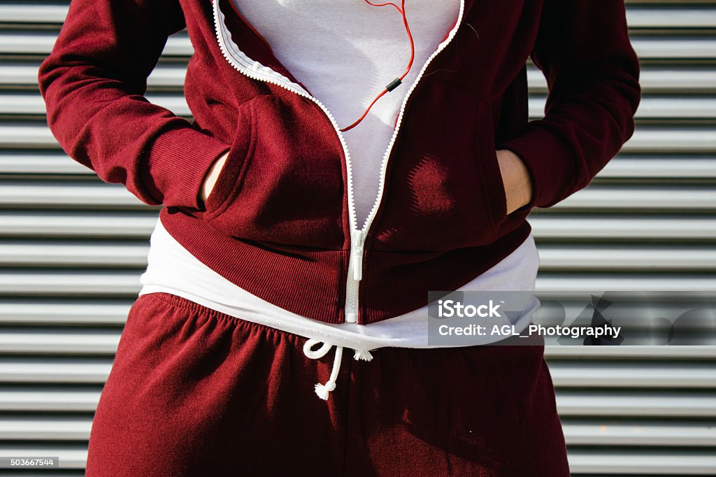 Wanita dengan tangannya terselip di saku - Bebas Royalti Pakaian olahraga Foto Stok