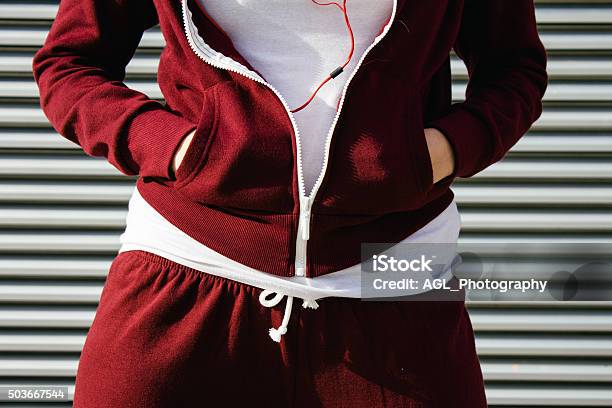 Wanita Dengan Tangannya Terselip Di Saku Foto Stok - Unduh Gambar Sekarang - Pakaian olahraga, Pinggang, Mode