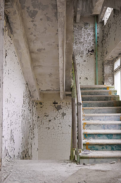 istock Abandoned stairways inside old building with cracked paint on th 503667570