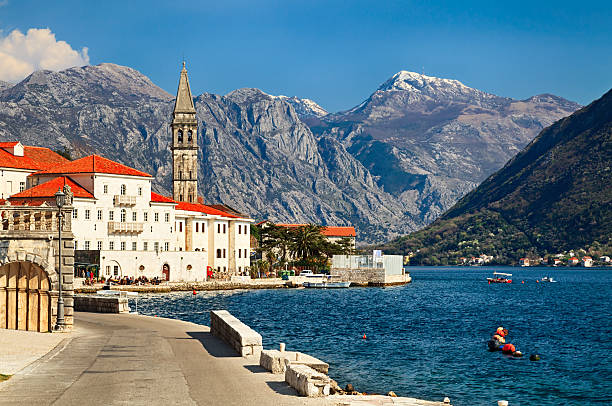 lato widok z małego miasta w perast w zatoce kotor w czarnogórze - montenegro kotor bay fjord town zdjęcia i obrazy z banku zdjęć