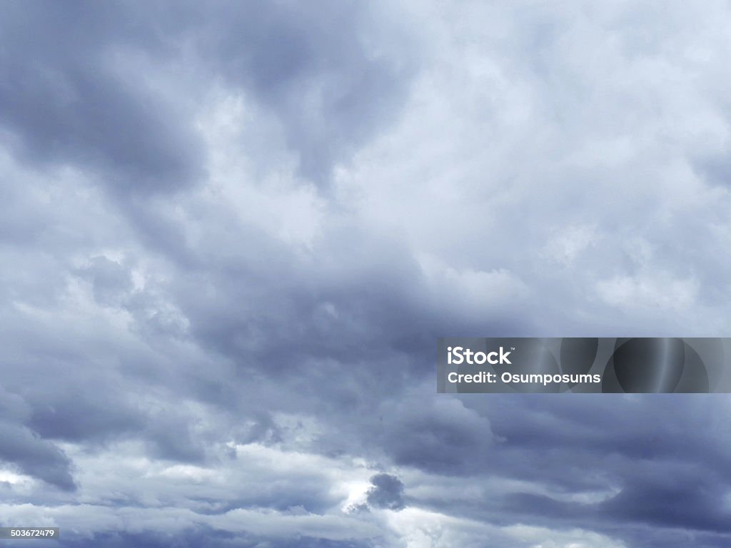 Himmel mit dunklen Wolken, blau - Lizenzfrei Biegung Stock-Foto