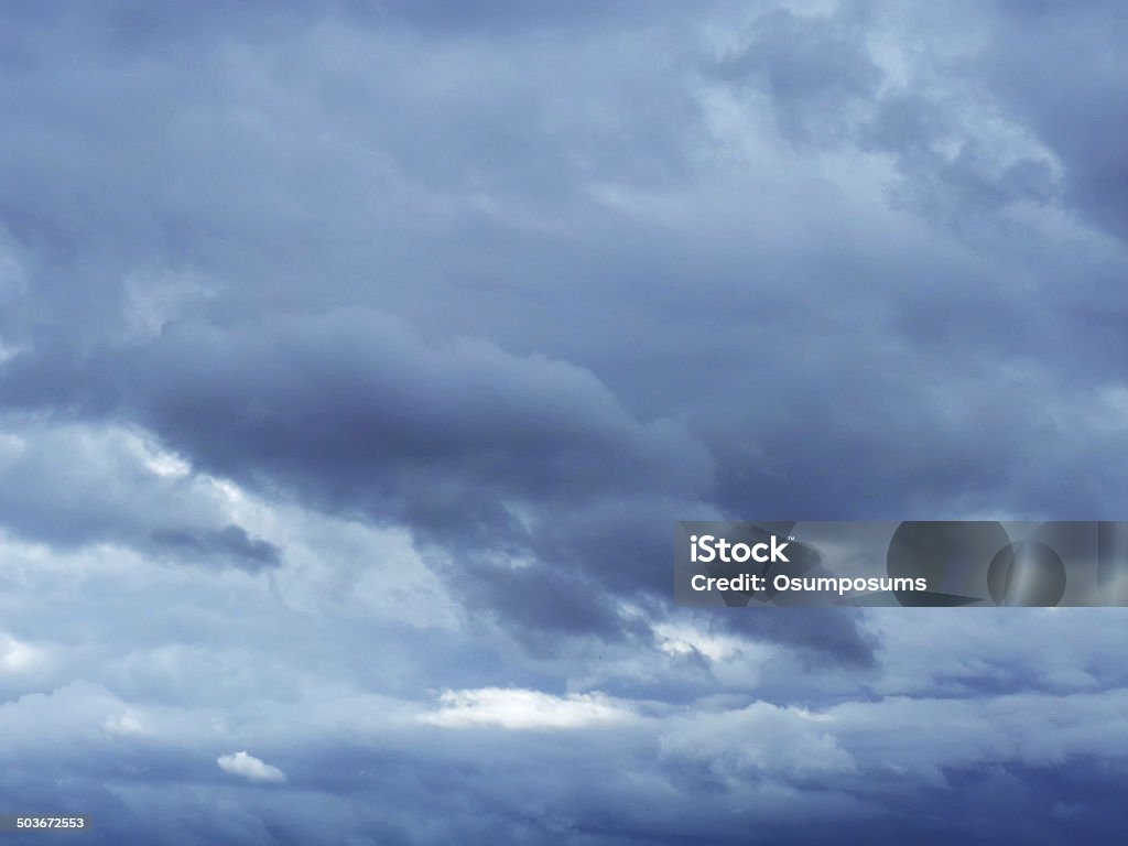 Céu azul escuro com nuvens - Royalty-free Azul Foto de stock
