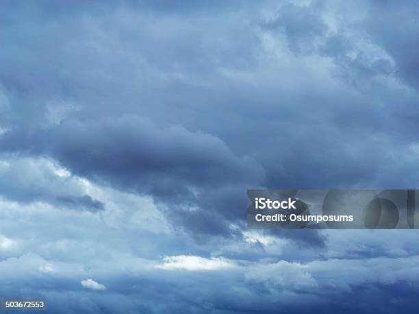 Céu Azul Escuro Com Nuvens - Fotografias de stock e mais imagens de Azul - Azul, Azul escuro, Beleza natural