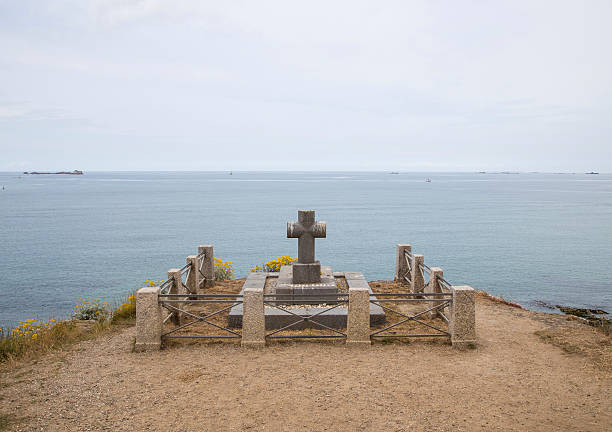 grave da escritora francesa chateaubriand em saint malo brittany, frança - writte imagens e fotografias de stock