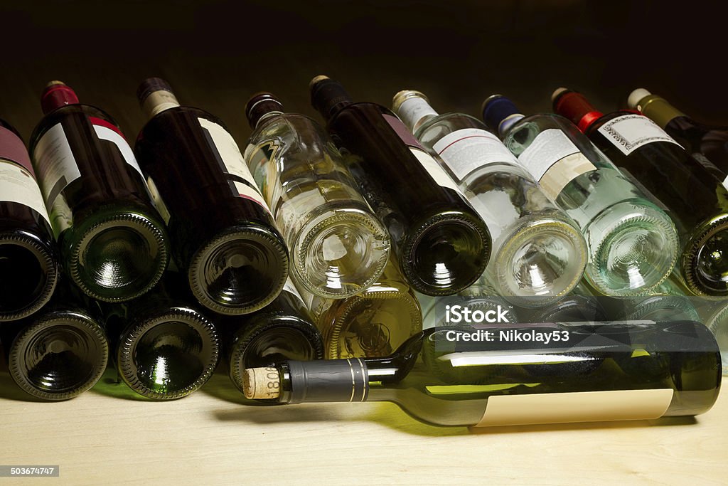 Liegt eine Flasche Wein. - Lizenzfrei Alkoholhaltiges Limonadengetränk Stock-Foto