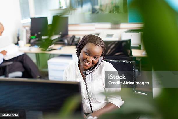 African Businessfrauen Lächelnd Ein Telefonat Stockfoto und mehr Bilder von Callcenter - Callcenter, Afrikanischer Abstammung, Büro