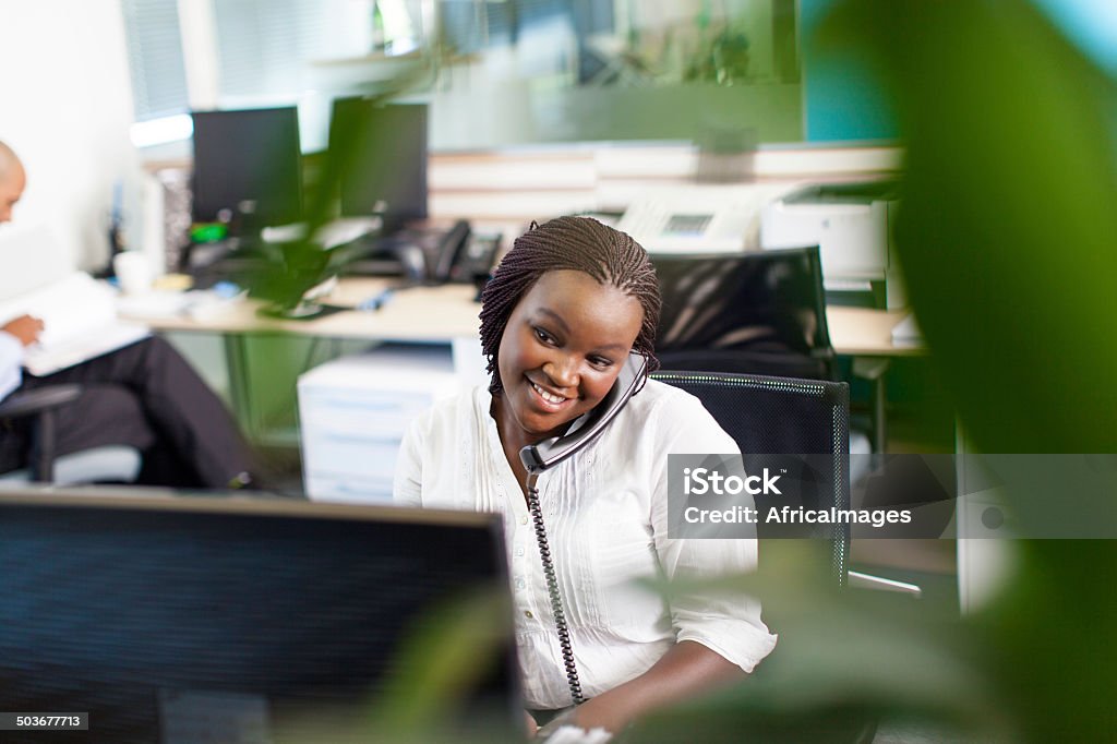 Africaine Femme d'affaires souriant, avoir une conversation téléphonique - Photo de Centre d'appel libre de droits