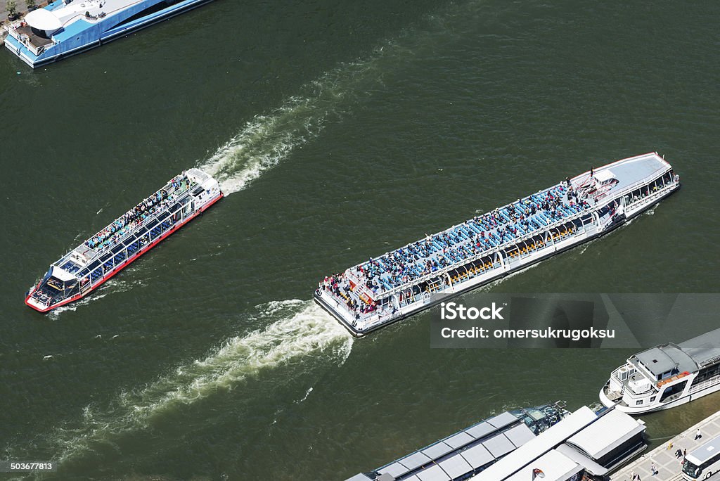 Passeios de barco pelo rio Sena - Foto de stock de Navio royalty-free