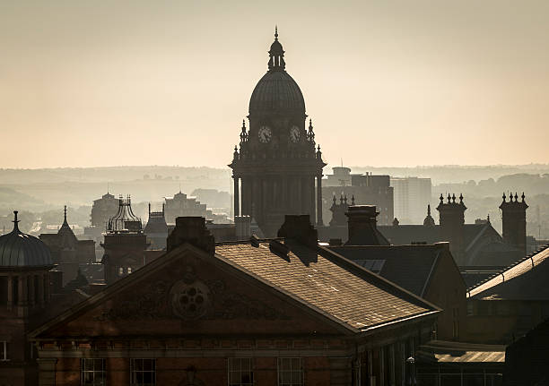 leeds city centre mostra a prefeitura da cidade de leeds - leeds england leeds town hall town town hall - fotografias e filmes do acervo