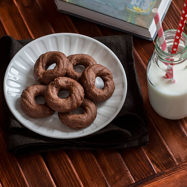 saludable galletas de chocolate, botella de leche y un libro - milk milk bottle drinking straw cookie fotografías e imágenes de stock