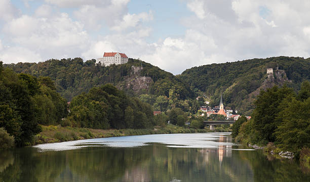 bayerische stadt riedenburg - essing stock-fotos und bilder