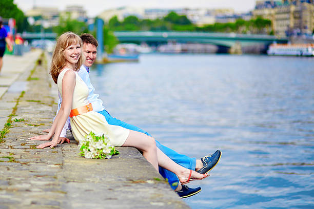 feliz pareja en el sena embankment - honeymoon wedding paris france bride fotografías e imágenes de stock