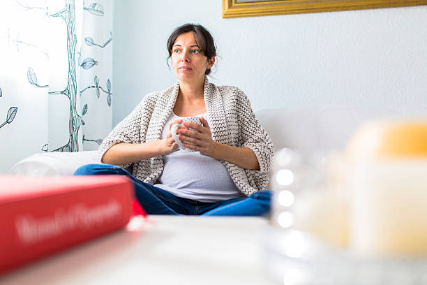 Mujer embarazada sosteniendo una taza - foto de stock