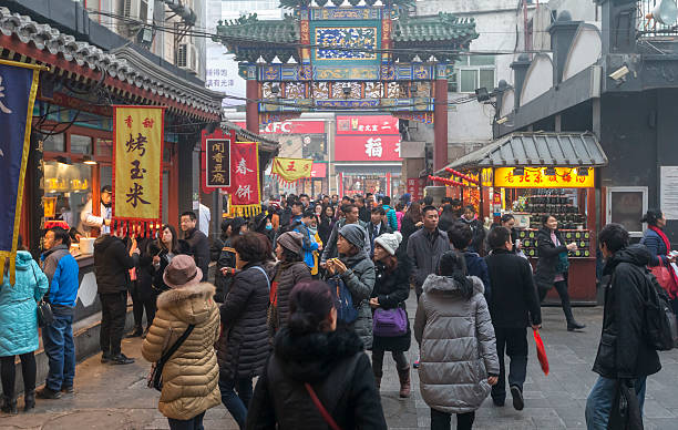 refrigerio en beijing wangfujing street - pekín fotografías e imágenes de stock