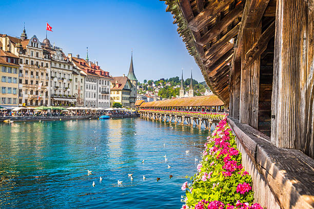 la histórica ciudad de chapel puente de lucerna, suiza - blue outdoors nobody switzerland fotografías e imágenes de stock