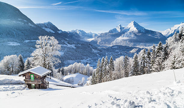 el paraíso invernal con montañas en los alpes chalet - austria village chalet ski resort fotografías e imágenes de stock