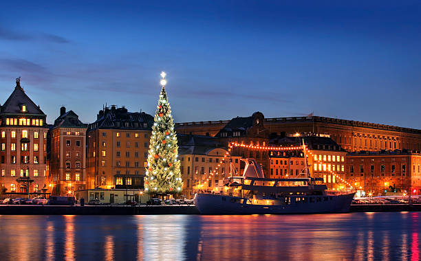 .  Stockholms città vecchia con albero di Natale - foto stock