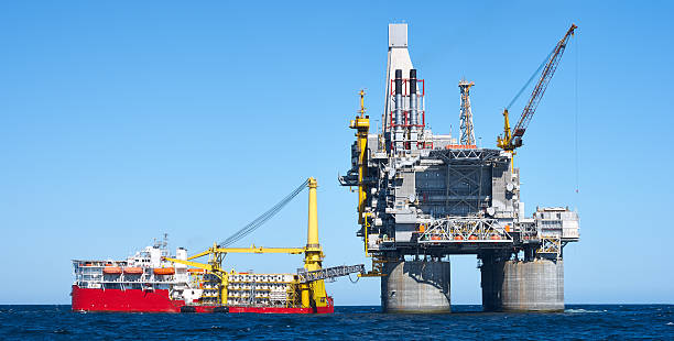 plataforma petrolífera al mar - oil rig oil construction sea fotografías e imágenes de stock