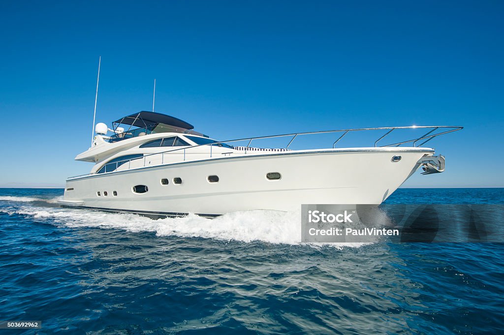 Lujoso yate a motor privado Vela en el mar - Foto de stock de Yate libre de derechos